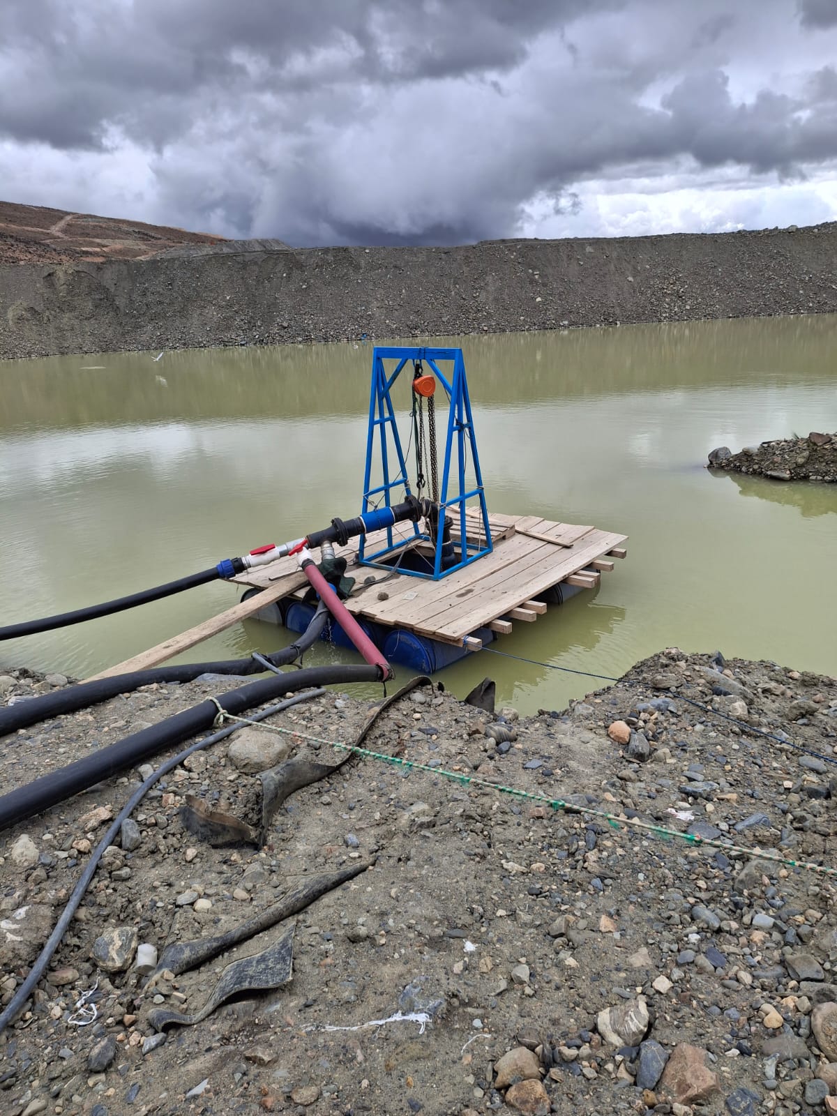 Equipo de trabajo Hidroingeniería BM SAC en campo